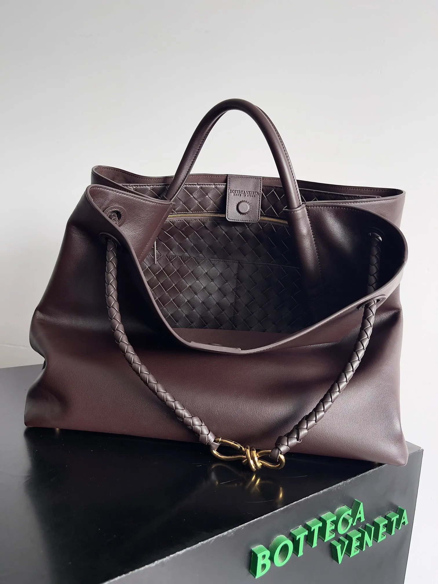 Batch 2960 BV The all-leather Andiamo is new, a very casual splayed buckle bag, which also means that its weight is very light, which greatly reduces our burden when going out for shopping. It can be carried cross-body, hand-held, or carried under the armpit. Taking into account the different backpacking habits of people, the simple design brings us more inspiration. Matched with various keychains and dolls, it will become the finishing touch in the outfit. Medieval style and modern style can also be perfectly blended🫧🫧 Style number: 709683 Size: 42*35*18cm